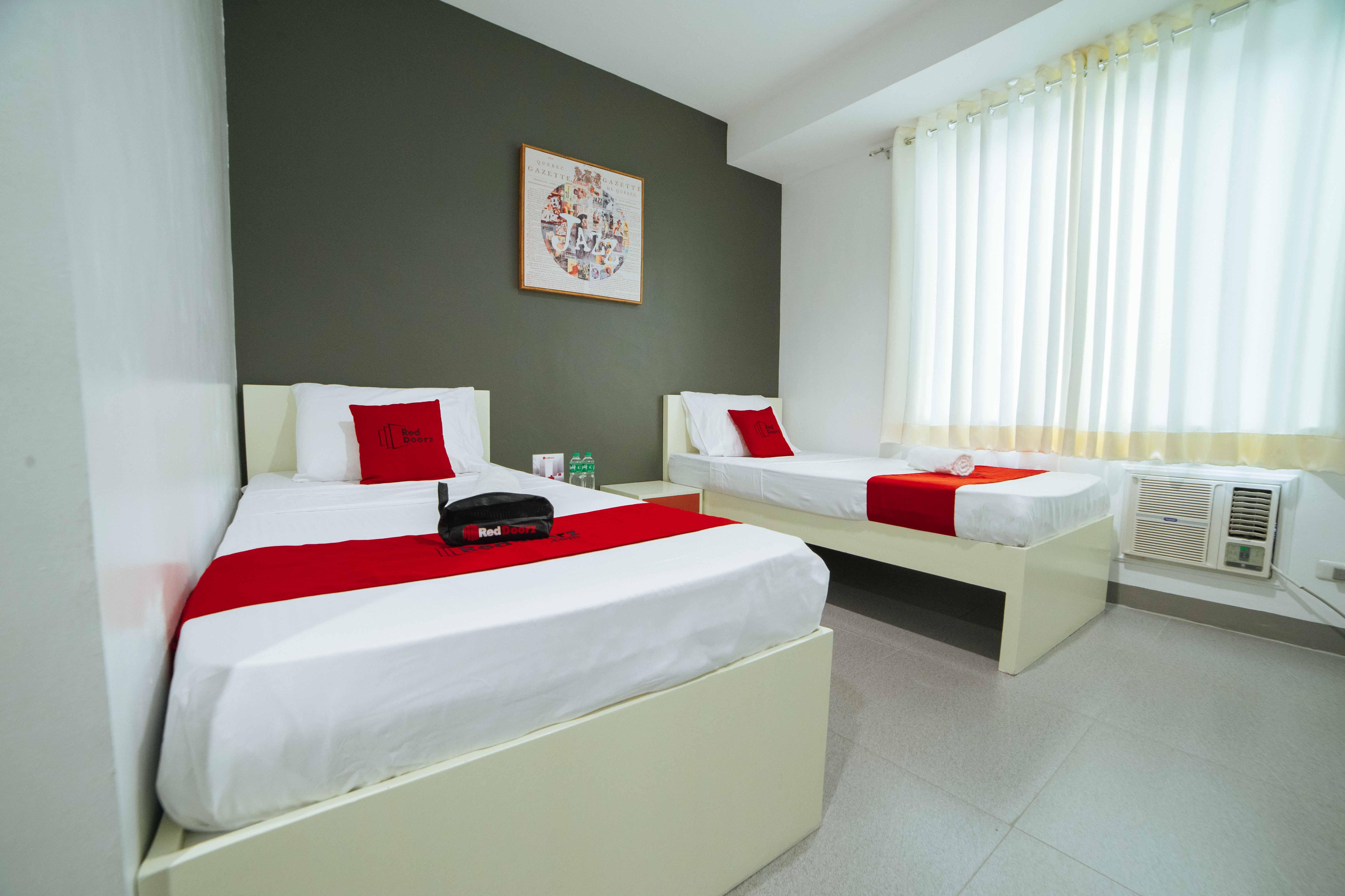 Reddoorz Plus @ Roxas Street Davao City Esterno foto